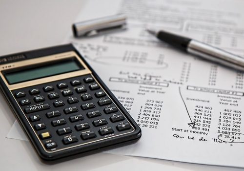 Qué impuestos debo pagar a la hora de comprar o vender una casa